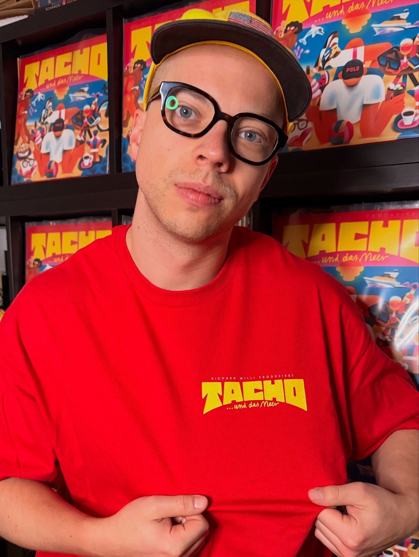 Tacho und Richard Milli – ... und das Meer – Red T-Shirt